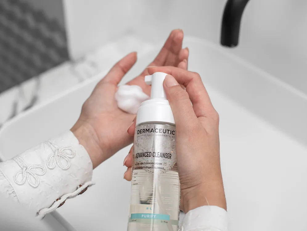 Dermaceutic Advanced Cleanser putas rokās