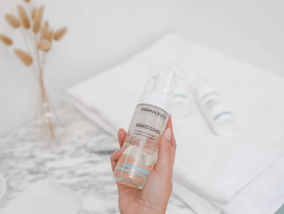 Dermaceutic Advanced Cleanser pudele rokā